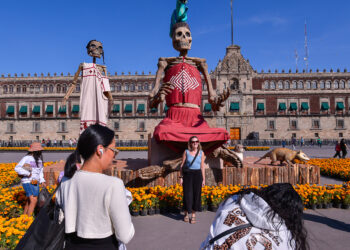 Multitudes Disfrutan la Megaofrenda del Zócalo en Pleno Corazón de la CDMX