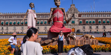 Multitudes Disfrutan la Megaofrenda del Zócalo en Pleno Corazón de la CDMX
