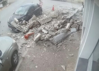 Pánico en Grecia Dos Mujeres Escapan por Poco a un Accidente Mortal tras Derrumbe de un Balcón