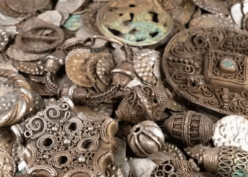 Pescador Desentierra Tesoro Medieval Raro de Casi un Millón de Dólares