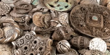 Pescador Desentierra Tesoro Medieval Raro de Casi un Millón de Dólares