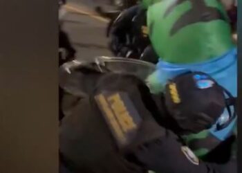 Policía Rocía Gas Pimienta en el Inflable del Sapo Antifascista en Portland