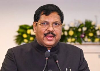 Presidente del Tribunal Supremo (Chief Justice of India, CJI), justo en el momento en que se desarrollaba una sesión judicial. El agresor, un abogado de nombre aún no completamente revelado, alegó haber actuado bajo la influencia de una "fuerza divina" que lo guio a cometer el acto.