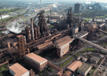 El Reino Unido Impulsa una Alianza Occidental Contra el Dominio del Acero Chino