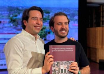 «Samuel Mollinedo presenta libro sobre regularización de colonias en Cancún»