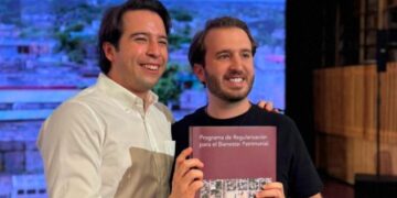 «Samuel Mollinedo presenta libro sobre regularización de colonias en Cancún»