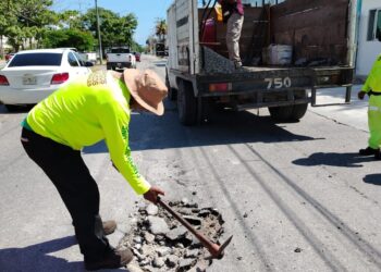 Servicios Públicos de Cancún Intensifican Bacheo en Vialidades Clave