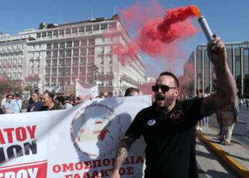 «Grecia aprueba jornada laboral de 13 horas y genera fuerte polémica sindical»