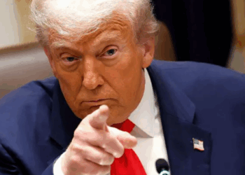 Trump Pone el Foco en Sudamérica: Despliegues Militares, Ayudas y el Pulso con China