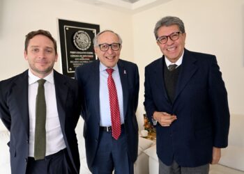 Una reunión matutina entre el Coordinador de Política y Gobierno, Arturo Zaldívar, el Secretario de Salud, Dr. David Kershenobich, y el Subsecretario Eduardo Clark,