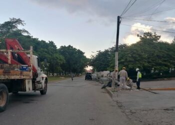 Vialidad Afectada en Avenida Tulum por Derribo de Poste Eléctrico