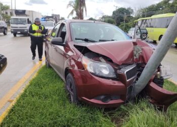 «Vehículo pierde control y choca contra poste de alumbrado