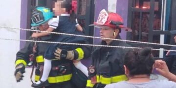 Rescatan a niña y su perrito de un incendio en Playa del Carmen