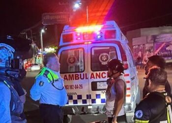 Auto arrolla a familia en motocicleta frente a Plaza Las Américas de Chetumal; tres personas resultan heridas