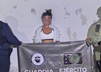 Detienen a mujer ‘halcona’ en Michoacán con marihuana y equipo de comunicación