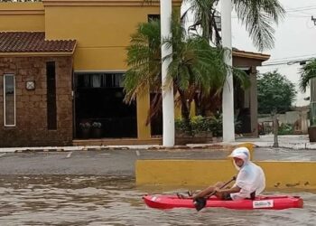 Hombre rema sobre kayak en avenida inundada de Tampico tras lluvias y se vuelve viral