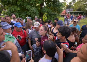 Ayuda Humanitaria en Poza Rica: Presidenta Sheinbaum Supervisa Entrega Directa