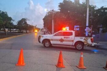 Autobús derriba poste de la CFE y provoca caos vial en el centro de Cancún