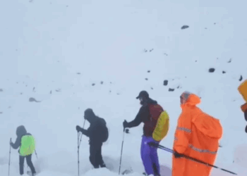 ¡Pesadilla en el Everest! Senderistas Rescatados Tras Batallar Contra la Hipotermia y una Tormenta Feroz (1)