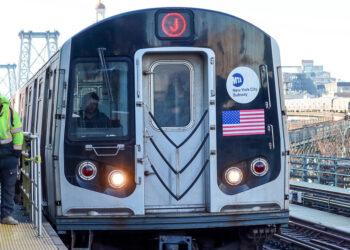 🗞️ Tragedia en el Metro: Dos Adolescentes Muertos en Nueva York por 'Subway Surfing' Una tragedia sacude a la ciudad de Nueva York tras el hallazgo de los cuerpos de dos adolescentes en la madrugada del sábado en una estación del metro. Las víctimas, de tan solo 12 y 13 años, perdieron la vida al parecer intentando una peligrosa moda viral conocida como 'subway surfing'. Esta actividad extrema consiste en subirse a la parte exterior de un vagón en movimiento o 'surfearlo' sobre el techo, exponiéndose a un riesgo mortal que ha cobrado ya varias vidas en la Gran Manzana. El 'subway surfing' no es un fenómeno nuevo, pero ha visto un repunte alarmante debido a que se populariza rápidamente en plataformas de redes sociales como un 'trend'. Los jóvenes graban y comparten sus hazañas arriesgadas buscando la validación y atención de sus pares. En este caso, la búsqueda de un video impactante o de un momento de adrenalina terminó con la vida de estos dos menores, poniendo de manifiesto la grave influencia que tienen las modas peligrosas de internet. ⚠️ El Costo Humano de la Búsqueda de un 'Trend' Viral El descubrimiento de los cuerpos por las autoridades en la estación del metro ha generado una profunda conmoción. Las primeras investigaciones apuntan a que los adolescentes cayeron o se golpearon con estructuras fijas del túnel o la estación mientras el vagón estaba en movimiento. La edad de las víctimas, 12 y 13 años, es un factor que agrava la tragedia, ya que subraya la falta de conciencia del riesgo inherente a estas actividades imprudentes. Las autoridades de la Autoridad Metropolitana del Transporte (MTA) y el Departamento de Policía de Nueva York han emitido constantes advertencias sobre el peligro mortal del 'subway surfing'. Sin embargo, a pesar de las campañas y los esfuerzos de vigilancia, la tentación de seguir el 'trend' parece ser más fuerte para un segmento de jóvenes, quienes a menudo subestiman la velocidad del tren, la proximidad de los techos y las líneas de alto voltaje. Valor Agregado: El fenómeno del 'subway surfing' ha experimentado un incremento en muertes y heridos graves en el último año, especialmente entre menores de edad, impulsado por desafíos de redes sociales. La MTA reportó un aumento de más del 30% en incidentes relacionados con esta práctica solo en los últimos seis meses, lo que llevó a la agencia a intensificar la instalación de cámaras de seguridad y a lanzar mensajes de audio más agresivos dentro de los vagones, rogando a los pasajeros que no arriesguen sus vidas por una moda viral. Esta dolorosa pérdida es un llamado de atención urgente para padres, educadores y las propias plataformas de redes sociales sobre la necesidad de monitorear y frenar la difusión de contenido que promueve comportamientos autodestructivos. La muerte de estos dos adolescentes por seguir una moda peligrosa en el metro de Nueva York es un recordatorio sombrío de que la búsqueda de fama o validación en internet puede tener consecuencias irreversibles y mortales.