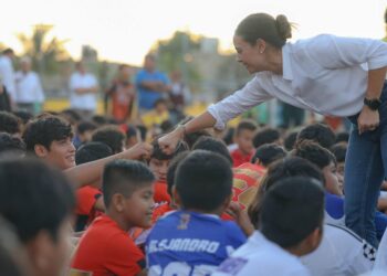 “Espacio Deportivo queda inaugurado: Ana Paty Peralta entrega cancha en la SM 221″