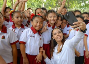 «Ana Paty Peralta celebra el 123 aniversario del Territorio de Quintana Roo junto a alumnos»