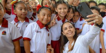 «Ana Paty Peralta celebra el 123 aniversario del Territorio de Quintana Roo junto a alumnos»
