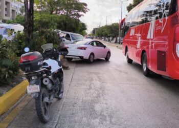 Accidente Vial en Av. Tulum Involucra Tres Autos