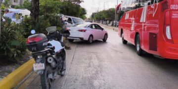 Accidente Vial en Av. Tulum Involucra Tres Autos