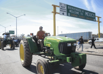Agricultores paralizan la aduana en Ciudad Juárez exigiendo precios justos
