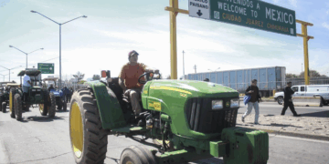 Agricultores paralizan la aduana en Ciudad Juárez exigiendo precios justos