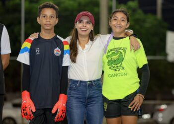 Ana Paty Peralta Impulsa el Desarrollo Deportivo con Nueva Cancha de Pasto Sintético