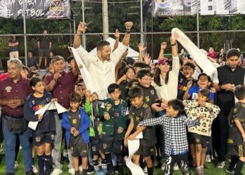 Ana Paty Peralta Reinaugura Cancha de Pasto Sintético en la SM 217 de Cancún