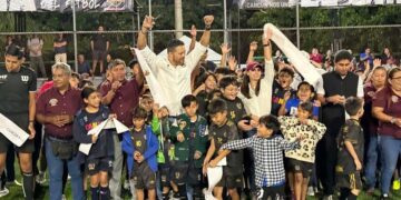 Ana Paty Peralta Reinaugura Cancha de Pasto Sintético en la SM 217 de Cancún