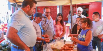 Sembrando Vida, Lázaro Cárdenas Quintana Roo, Kantunilkín, mercado de productores, campo Los Almendros, Merwin Coral Zapata, Alejandro Martínez Correa, economía rural, agricultura local, campesinos de Quintana Roo, productos orgánicos, agricultura sustentable, productores locales, economía familiar, apoyo al campo, desarrollo rural, agricultura ecológica, consumo local, productores rurales, alimentos frescos, cosechas locales, agroecología, autosuficiencia alimentaria, productores del campo, agricultura comunitaria, Ayuntamiento de Lázaro Cárdenas, impulso al campo, comercialización directa, productos sin agroquímicos, mercado campesino, fomento productivo, economía social, alimentos naturales, productores de Kantunilkín, agricultura limpia, economía local, antojitos tradicionales, cultura campesina, altares de muertos, tradiciones rurales, homenaje al campo, festividad de muertos, productores orgánicos, desarrollo económico, productores de Quintana Roo, cosecha local, mercado agrícola, eventos en Kantunilkín, fomento agrícola, productos de temporada, feria de productores, comercio local, impulso rural, capacitación agrícola, prácticas sostenibles, IMES, productores del municipio, campo quintanarroense, productores sustentables, producción agrícola, políticas rurales, fortalecimiento agrícola, alimentos regionales, mercado del productor, apoyo gubernamental, consumo responsable, tradiciones mayas, cultura rural, economía del campo, mercado Kantunilkín 2025, emprendimiento rural,