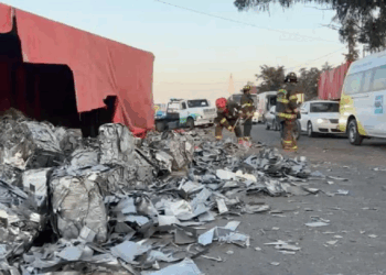 Caos vial en Palmillas tras volcadura de tráiler con carga de acero