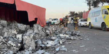 Caos vial en Palmillas tras volcadura de tráiler con carga de acero