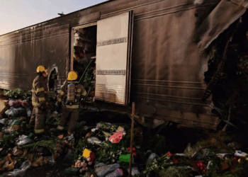 Caos vial y pérdidas en Tlajomulco por incendio de tráiler con carga de flores