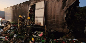 Caos vial y pérdidas en Tlajomulco por incendio de tráiler con carga de flores