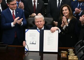 Estados Unidos levanta el paro histórico: Donald Trump firma la ley que reabre el gobierno