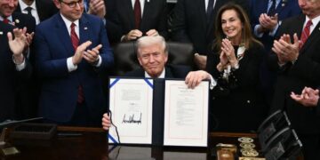 Estados Unidos levanta el paro histórico: Donald Trump firma la ley que reabre el gobierno