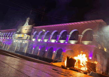 VIDEO “Protestas se desbordan en Apatzingán: queman el palacio municipal tras el asesinato de Carlos Manzo”