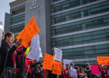 «Paro del SAT genera caos en la CDMX mientras trabajadores reclaman mejores salarios»