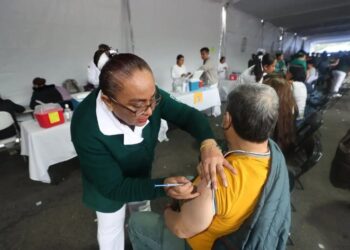 «Vacunación en la UNAM reúne a miles en Ciudad Universitaria»