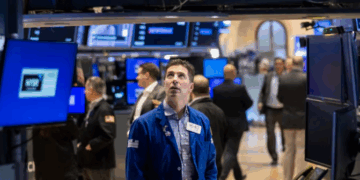 «IPC de la Bolsa Mexicana de Valores alcanza récord superando los 64 mil puntos»