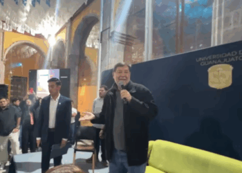 «Confrontación en la Universidad de Guanajuato: Noroña enfrenta protestas de estudiantes»