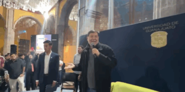 «Confrontación en la Universidad de Guanajuato: Noroña enfrenta protestas de estudiantes»