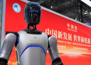China inicia la producción en masa de robots humanoides para fábricas