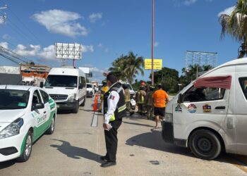 Choque por Alcance de Dos Vans en el Boulevard Colosio Deja Cinco Lesionados