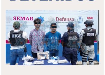 Detienen a Dos Sujetos por Narcomenudeo en Cancún; Aseguran Drogas y Arma